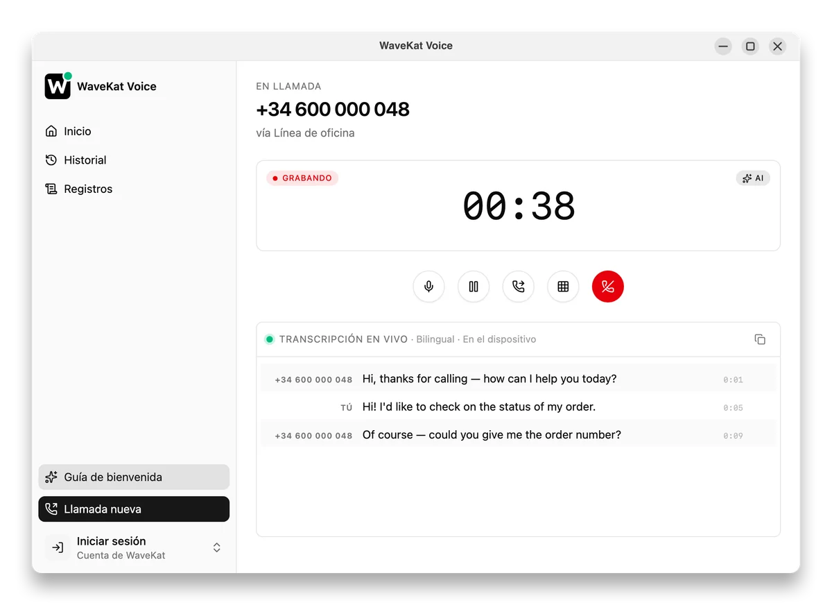 WaveKat Voice en el escritorio durante una llamada en vivo: el teclado de marcación y los controles de llamada, con la transcripción en vivo a un lado.